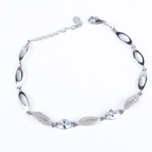 Srebrna elegancka bransoletka z kamieniami dla kobiety