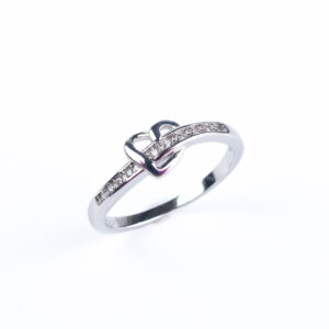 Srebrny pierścionek z sercem i cyrkonie