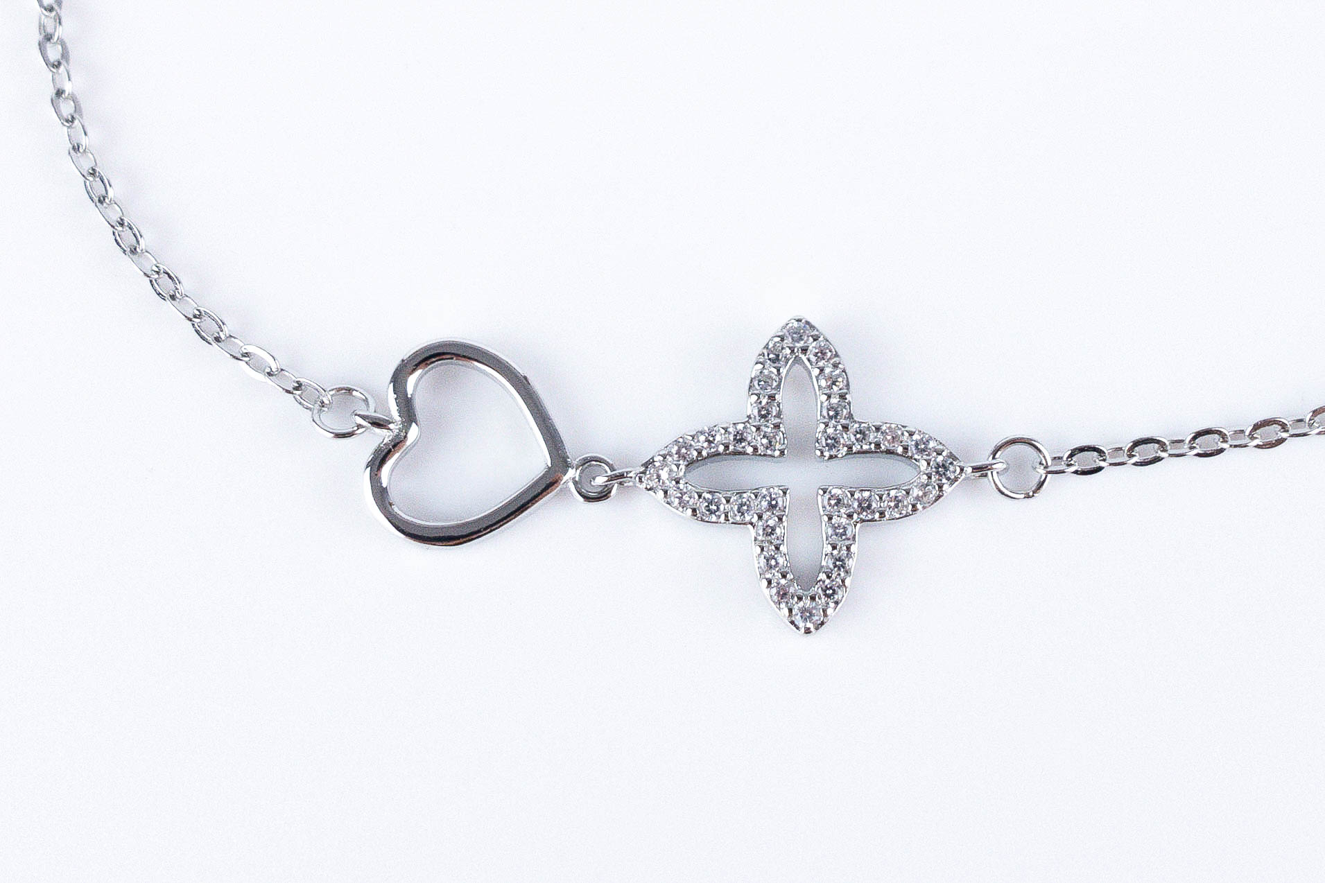 Srebrna bransoletka gwiazda czteroramienna z cyrkoniami i serce