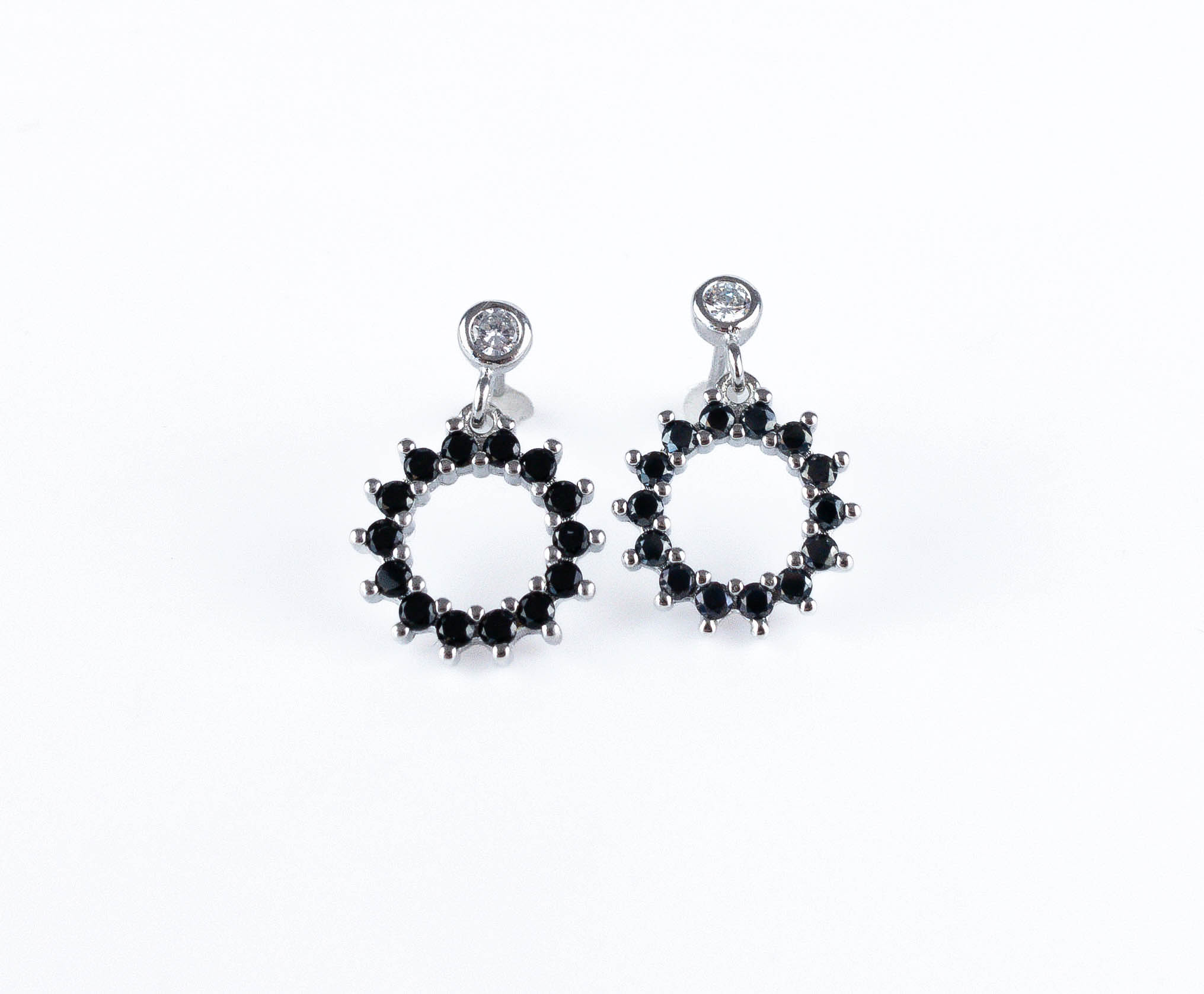 Srebrne kolczyki z czarnymi kamieniami - obrazek 2