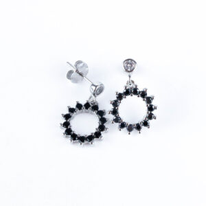 Srebrne kolczyki z czarnymi kamieniami