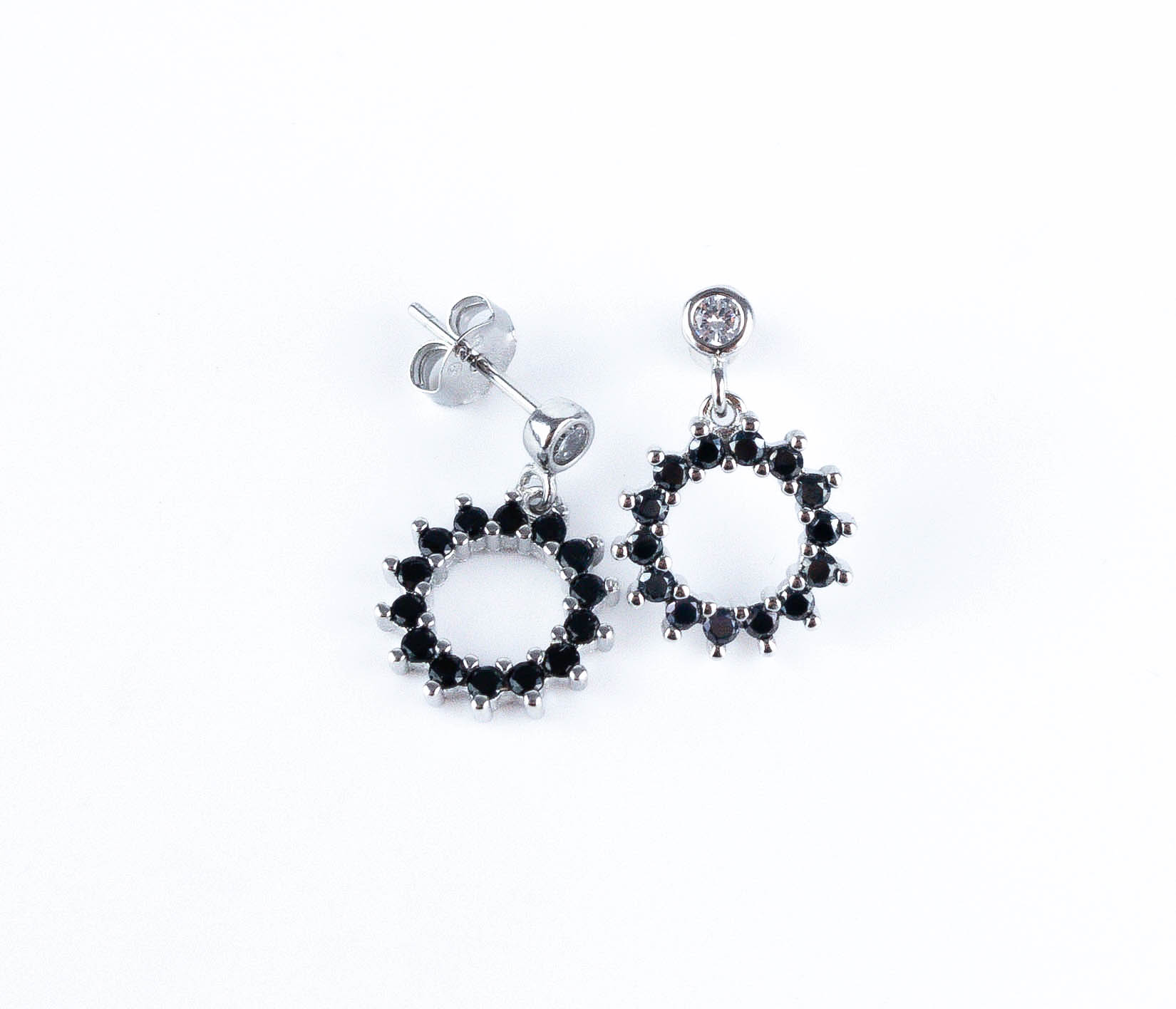 Srebrne kolczyki z czarnymi kamieniami