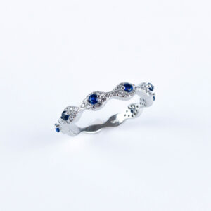 Srebrny pierścionek modny z niebieskimi kamieniami cyrkoniami