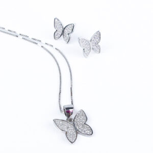 Srebrny komplet biżuterii z kamieniami – kolczyki i wisiorek motyl