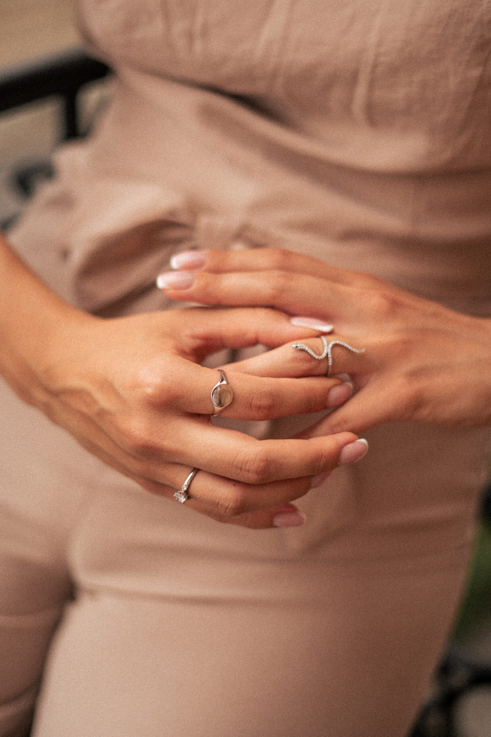 Srebrny pierścionek wąż z cyrkoniami