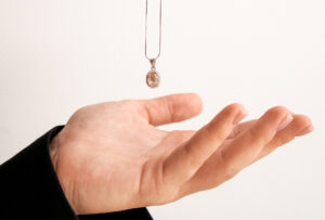 Read more about the article Czy biżuteria uczula?