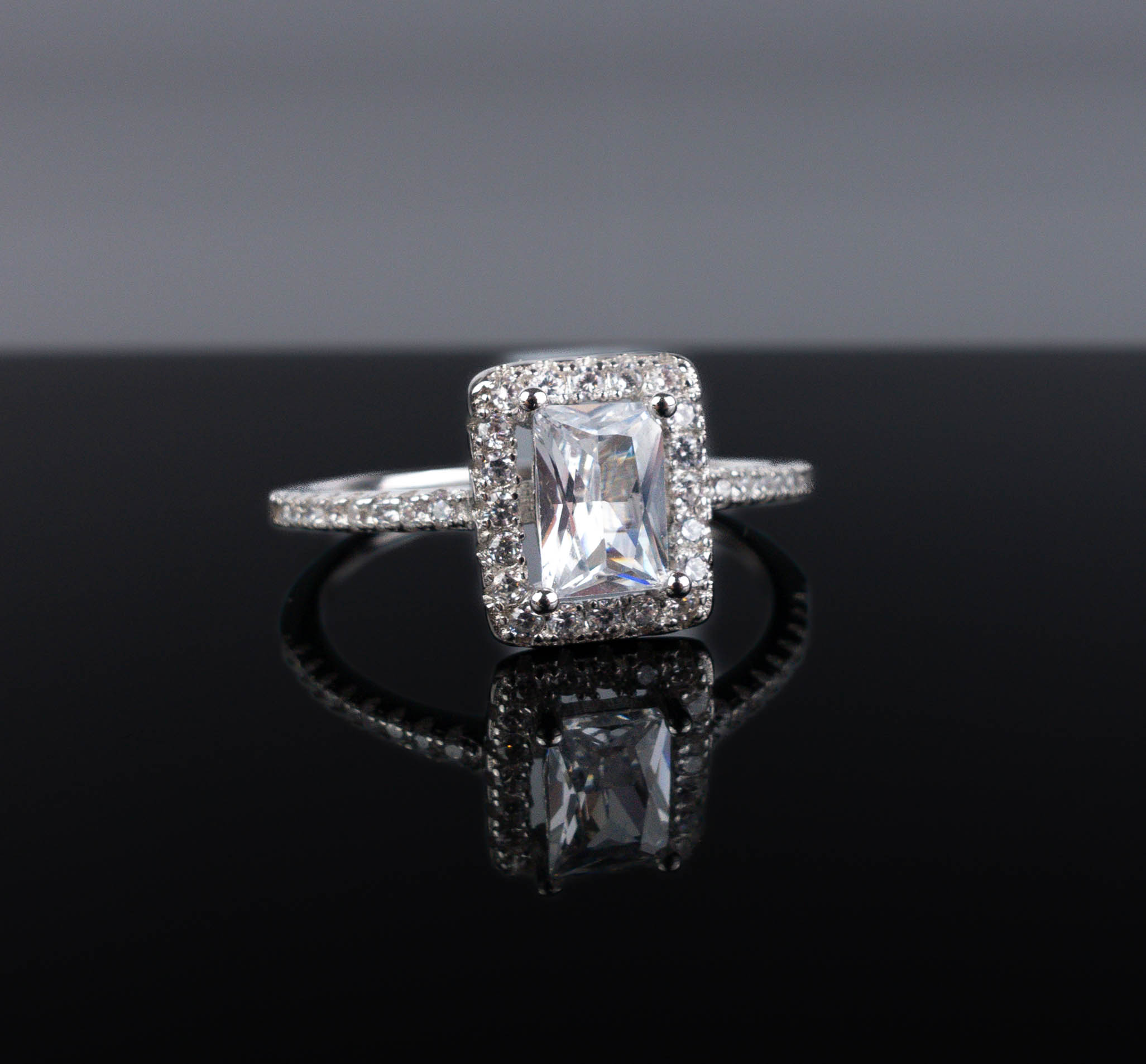 Srebrny pierścionek z kwadratowym kamieniem cyrkonia - obrazek 3