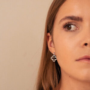 Srebrne kolczyki koniczynki wiszące z cyrkoniami