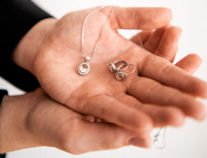 rozmiary biżuterii, jak wybrać rozmiar biżuterii, jak zmierzyć rozmiar pierścionka, jak zmierzyć obwód palca, jak zmierzyć rozmiar bransoletki, jak zmierzyć obwód nadgarstka, domowe sposoby na zmierzenie palca, domowe sposoby na zmierzenie nadgarstka, jak wybrać rozmiar naszyjnika